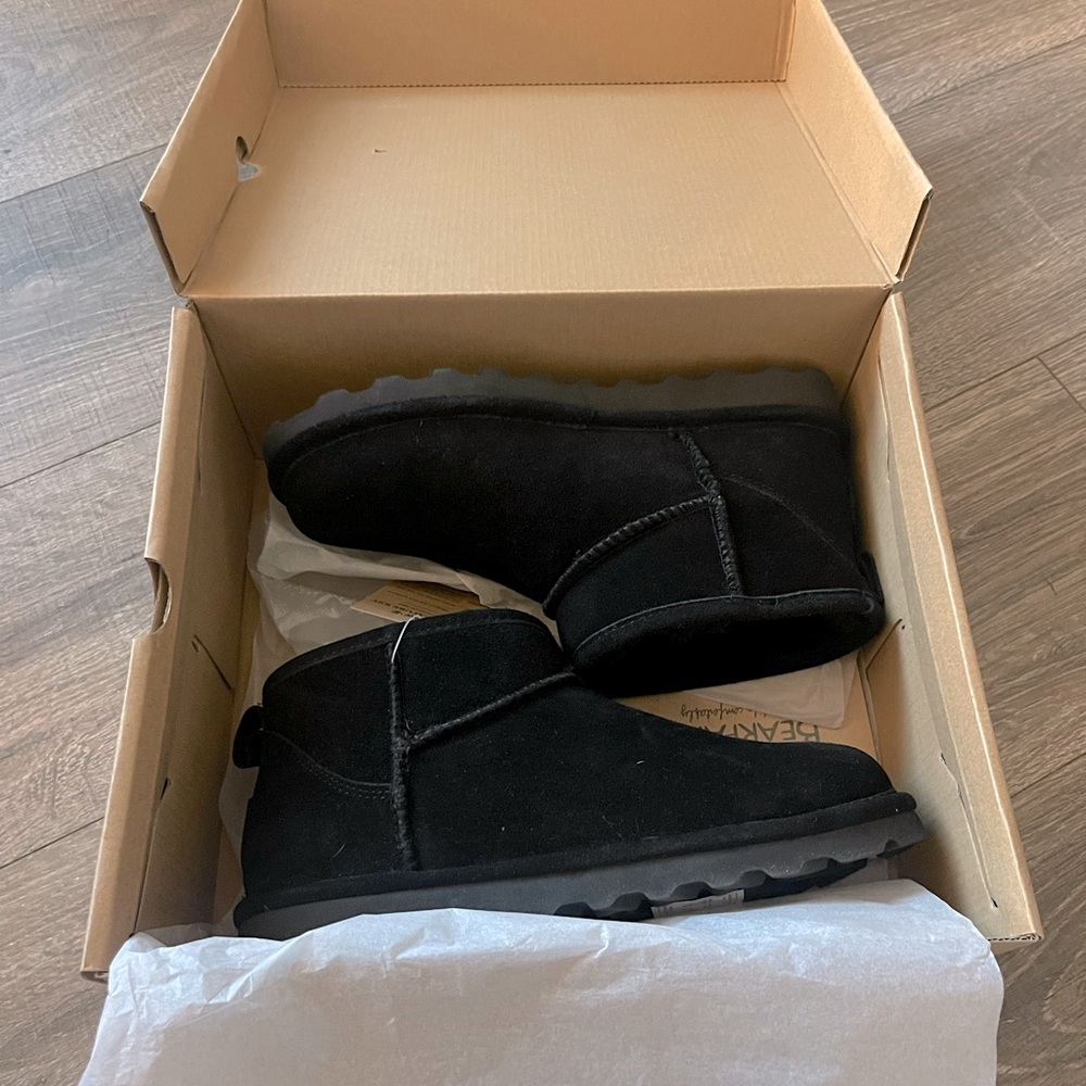 NWT size 8 BearPaw shorty boots in black with NeverWet technology.